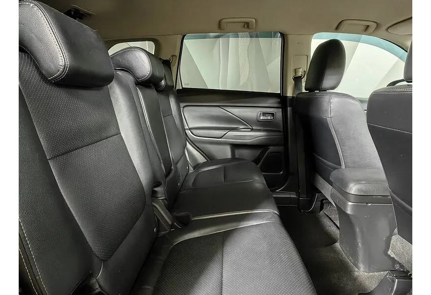 Mitsubishi Outlander 2.4 CVT 4WD (167 л.с.) Белый в АВИЛОН. Слайд №16