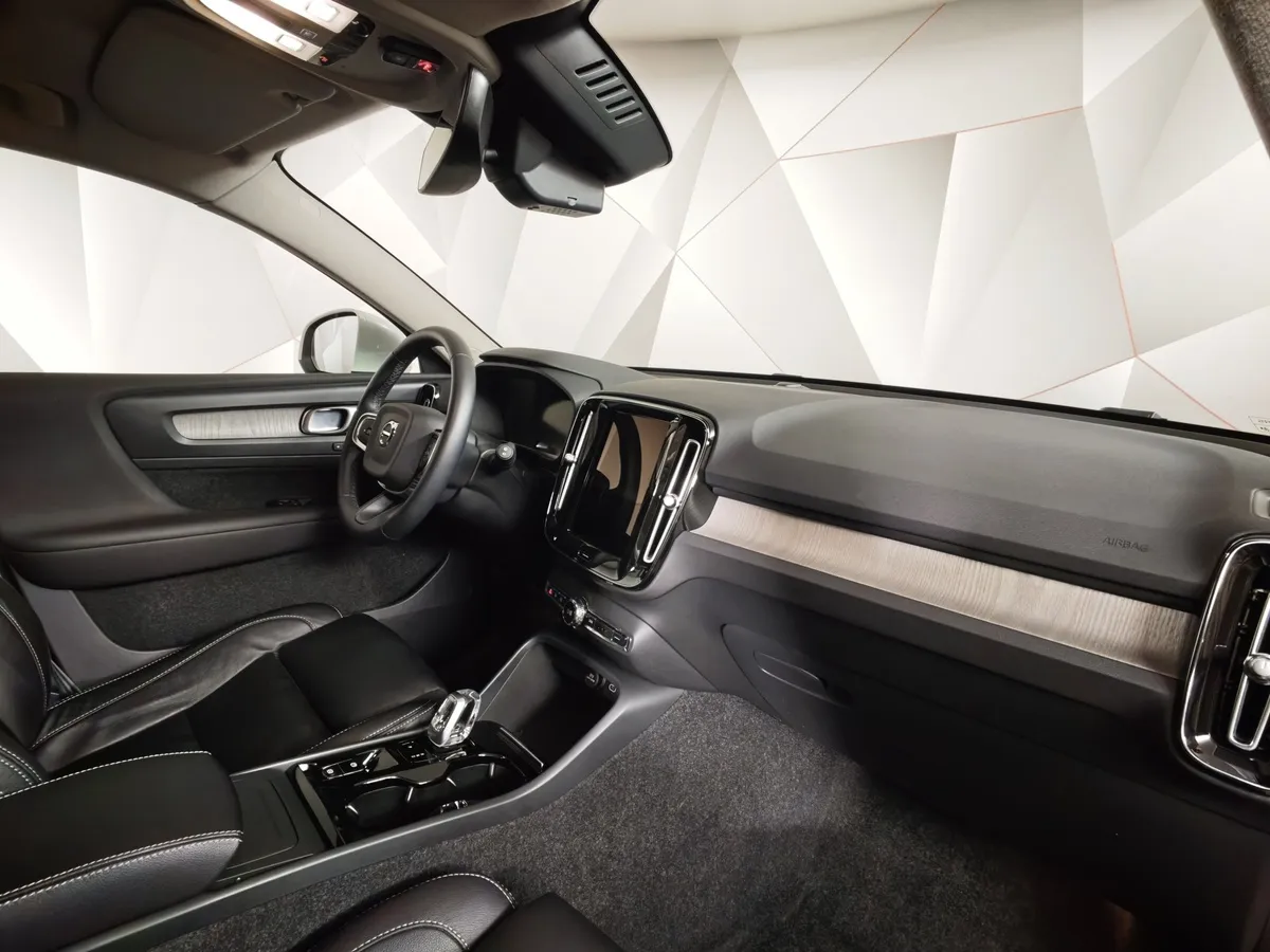 Volvo XC40 2.0 B4 AT AWD (190 л.с.) Deluxe Белый в АВИЛОН. Слайд №13