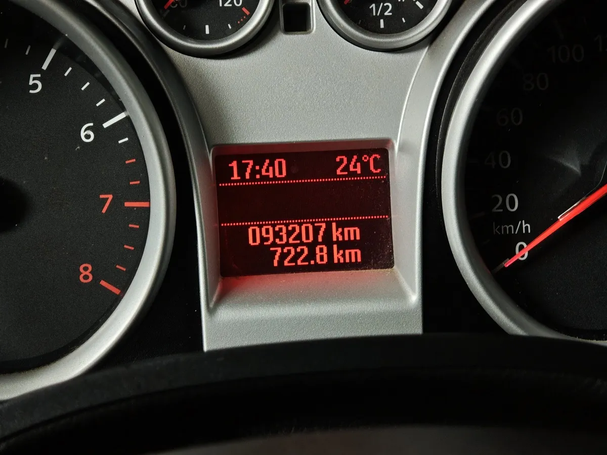 Ford Focus 1.6 AT (101 л.с.) Titanium Серебристый в АВИЛОН. Слайд №18