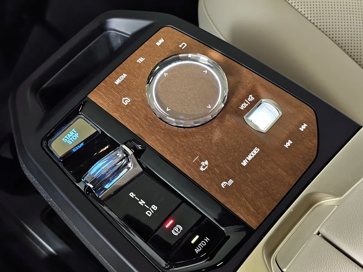 BMW iX xDrive 50 Steptronic (523 л.с.) Suite Sport Черный в АВИЛОН. Слайд №17