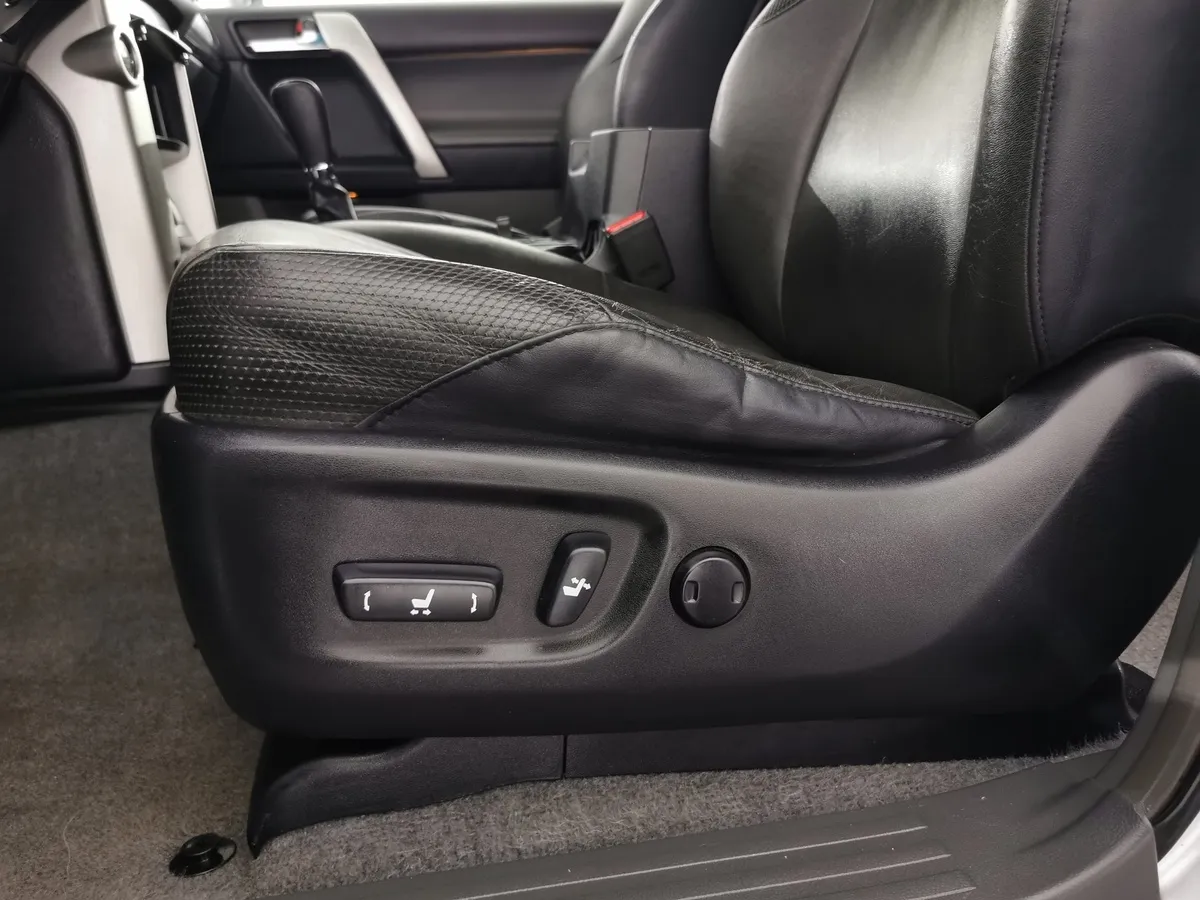 Toyota Land Cruiser Prado 4.0 AT 4WD (282 л.с.) Серебристый в АВИЛОН. Слайд №19