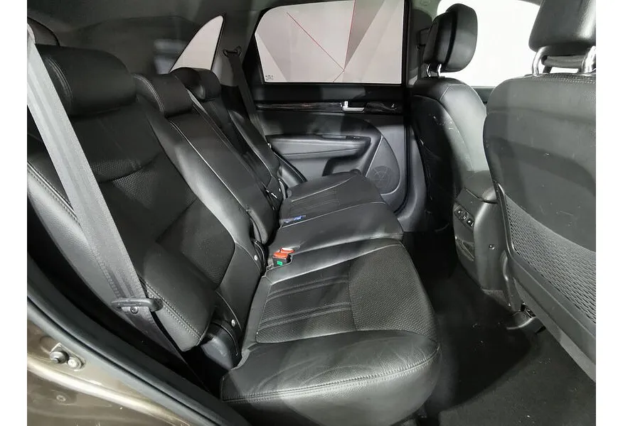 Kia Sorento 2.4 AT 4WD (175 л.с.) Premium Бежевый в АВИЛОН. Слайд №10