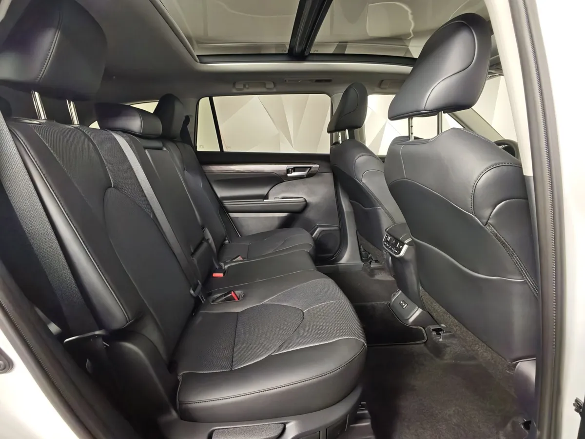 Toyota Highlander 2.0T AT 4WD (248 л.с.) Noble Version Белый в АВИЛОН. Слайд №16