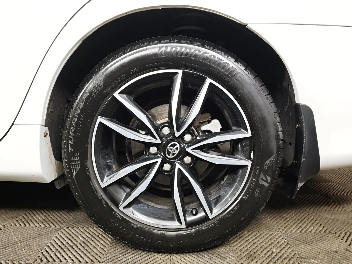 Toyota Camry 2.5 AT (200 л.с.) Белый в АВИЛОН. Слайд №9