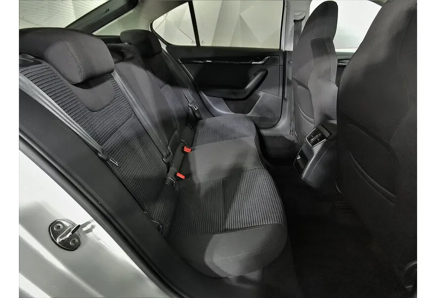 Skoda Octavia 1.6 AT (110 л.с.) Белый в АВИЛОН. Слайд №15