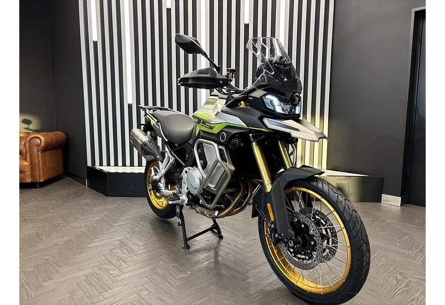 LIVE. Слайд №2