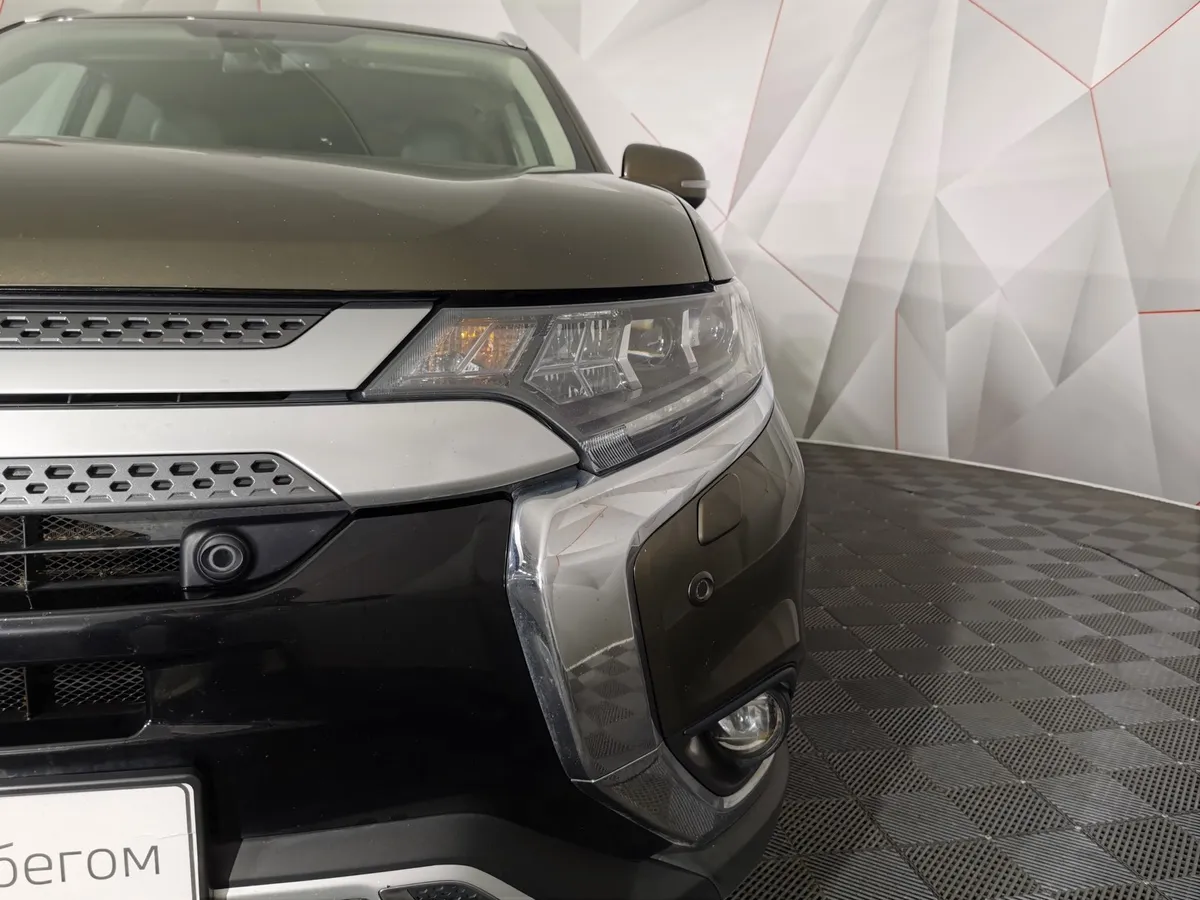 Mitsubishi Outlander 2.4 MIVEC CVT 4WD 7 мест (167 л.с.) Ultimate Коричневый в АВИЛОН. Слайд №10
