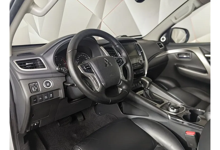 Mitsubishi Pajero Sport 2.4 DI-D AT AWD (181 л.с.) Белый в АВИЛОН. Слайд №19 Mitsubishi Pajero Sport 2.4 DI-D AT AWD (181 л.с.) Белый в АВИЛОН. Слайд №19