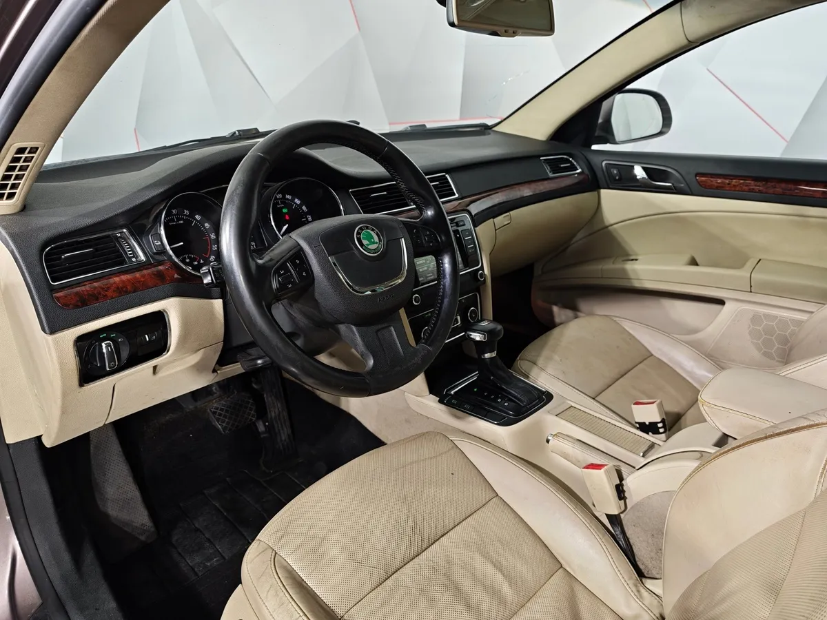 Skoda Superb 2.0 TDI DSG (140 л.с.) Серый в АВИЛОН. Слайд №15