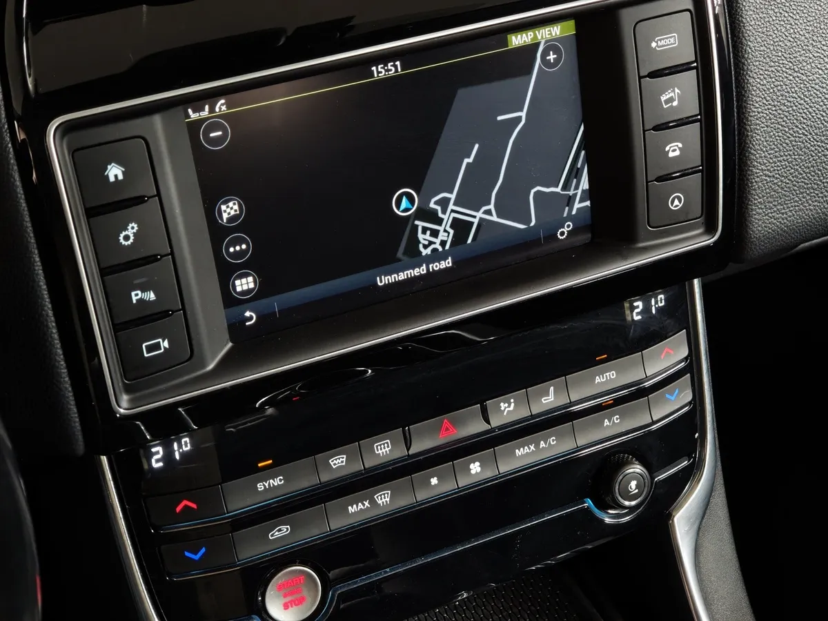 Jaguar XE 2.0 D AT (180 л.с.) Prestige Синий в АВИЛОН. Слайд №21
