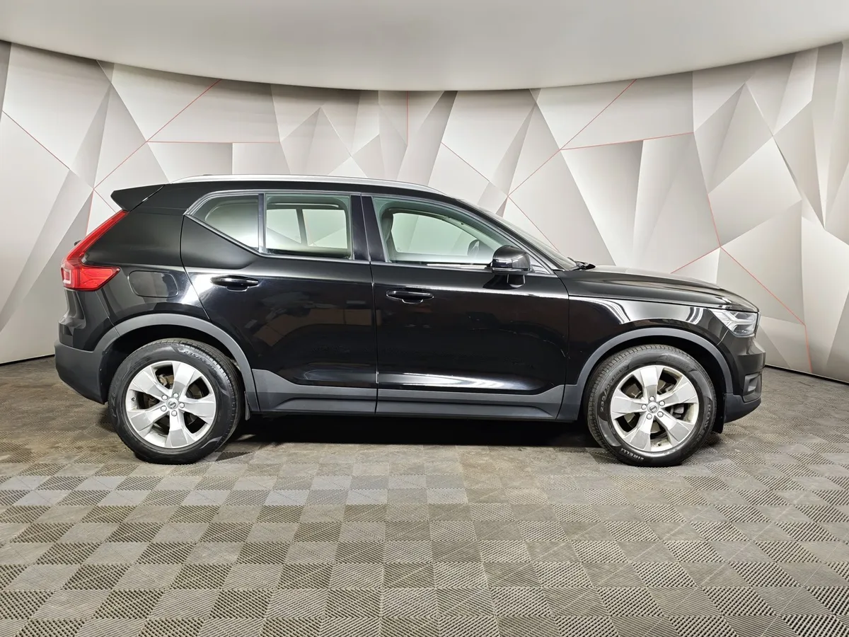 Volvo XC40 2.0 T4 Drive-E AT AWD (190 л.с.) Momentum Черный в АВИЛОН. Слайд №6