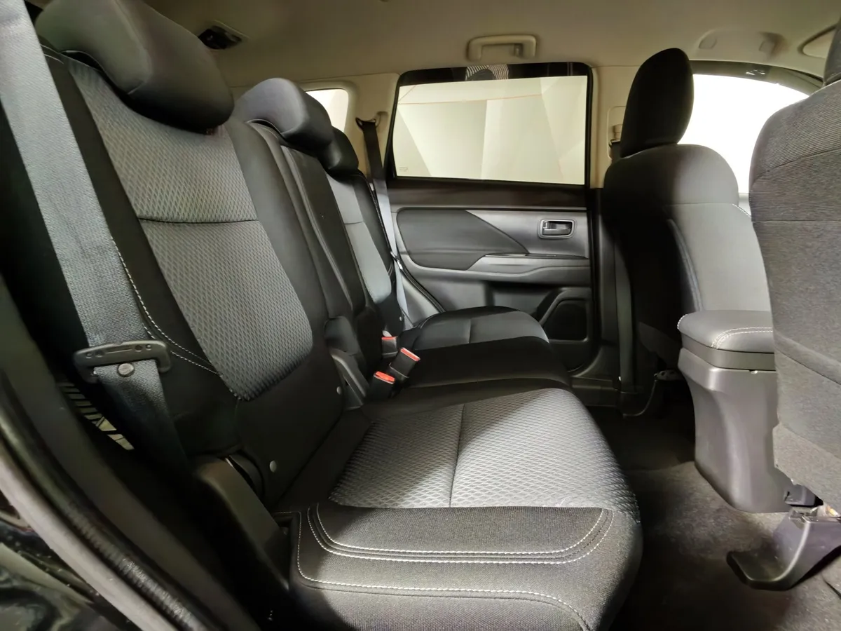 Mitsubishi Outlander 2.0 MIVEC CVT 2WD (146 л.с.) Intense Plus Черный в АВИЛОН. Слайд №16