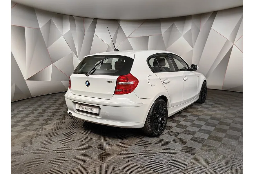 BMW 1 серия 118i AT (136 л.с.) Белый в АВИЛОН. Слайд №2