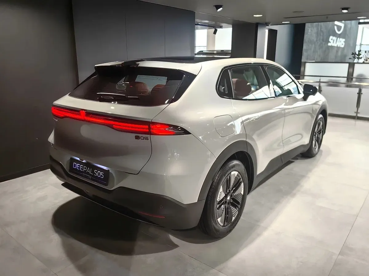 Deepal S05 AT 2WD (272 л.с.) Люкс Серебристый в АВИЛОН. Слайд №4