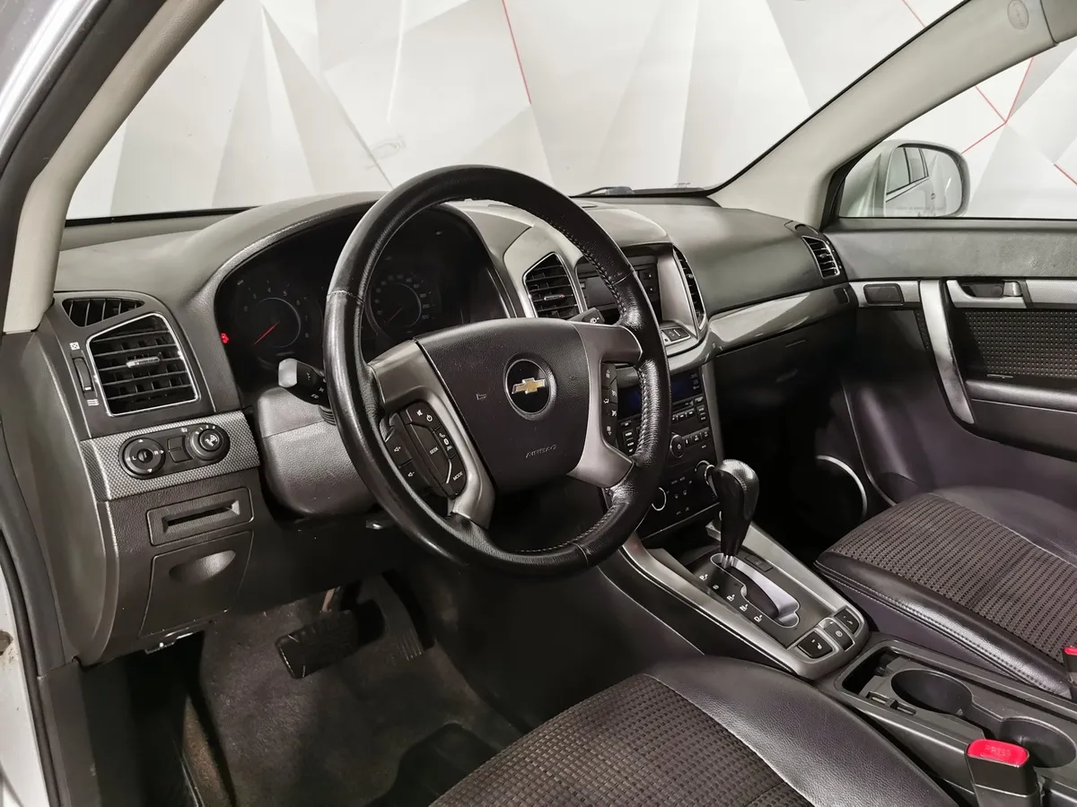 Chevrolet Captiva 2.4 AT (5 мест) (167 л.с.) LT Серебристый в АВИЛОН. Слайд №18