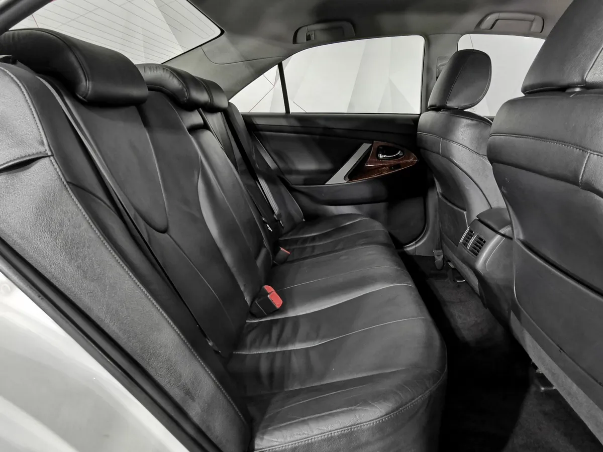 Toyota Camry 2.4 VVT-i AT (167 л.с.) Белый в АВИЛОН. Слайд №15