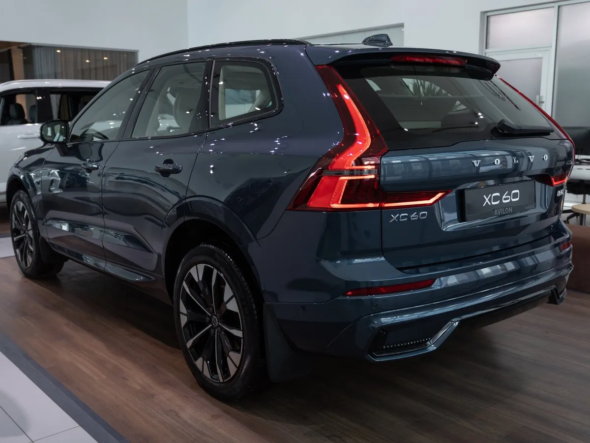 Volvo XC60 2.0 B5 8AT AWD (250 л.с.) Ultra Dark Синий в АВИЛОН. Слайд №5