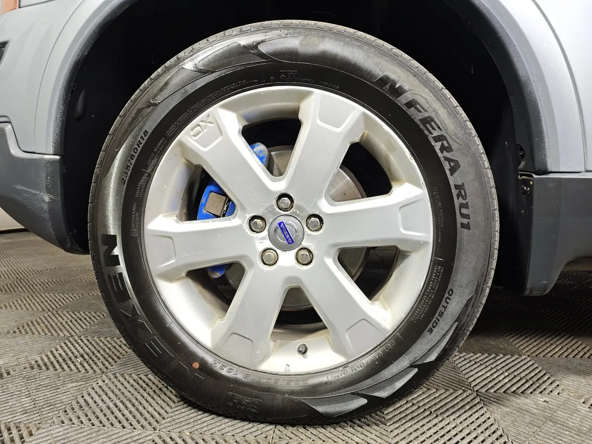 Volvo XC90 2.5 T5 Geartronic AWD (5 мест) (210 л.с.) Серебристый в АВИЛОН. Слайд №9