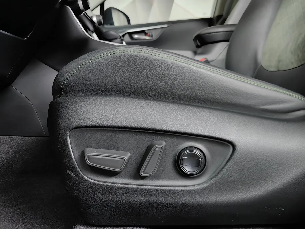 Toyota RAV4 2.0i CVT AWD (171 л.с.) Fashion Plus Белый в АВИЛОН. Слайд №23