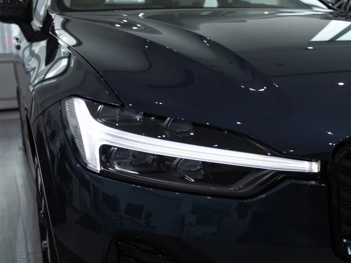 Volvo XC60 2.0 B5 8AT AWD (250 л.с.) Ultra Dark Синий в АВИЛОН. Слайд №13