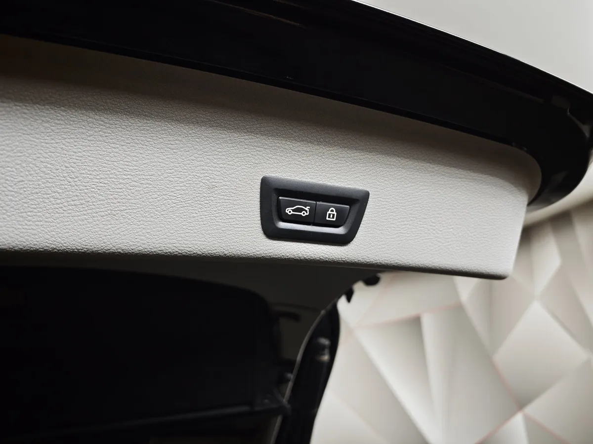 BMW X4 xDrive28i Steptronic (245 л.с.) Черный в АВИЛОН. Слайд №16