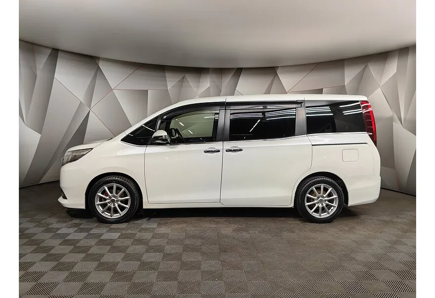 Toyota Esquire 2.0 CVT FWD (152 л.с.) Белый в АВИЛОН. Слайд №5