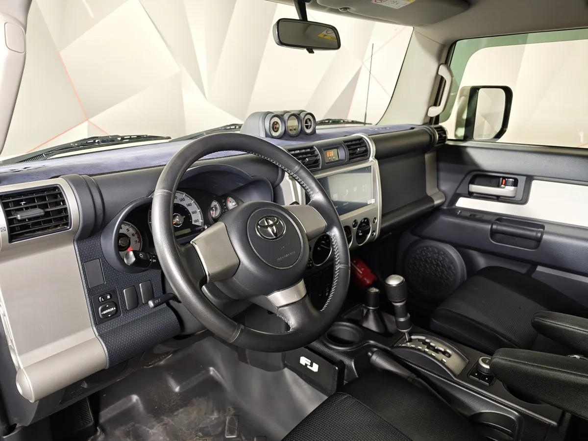 Toyota FJ Cruiser 4.0 AT 4WD (276 л.с.) Белый в АВИЛОН. Слайд №15
