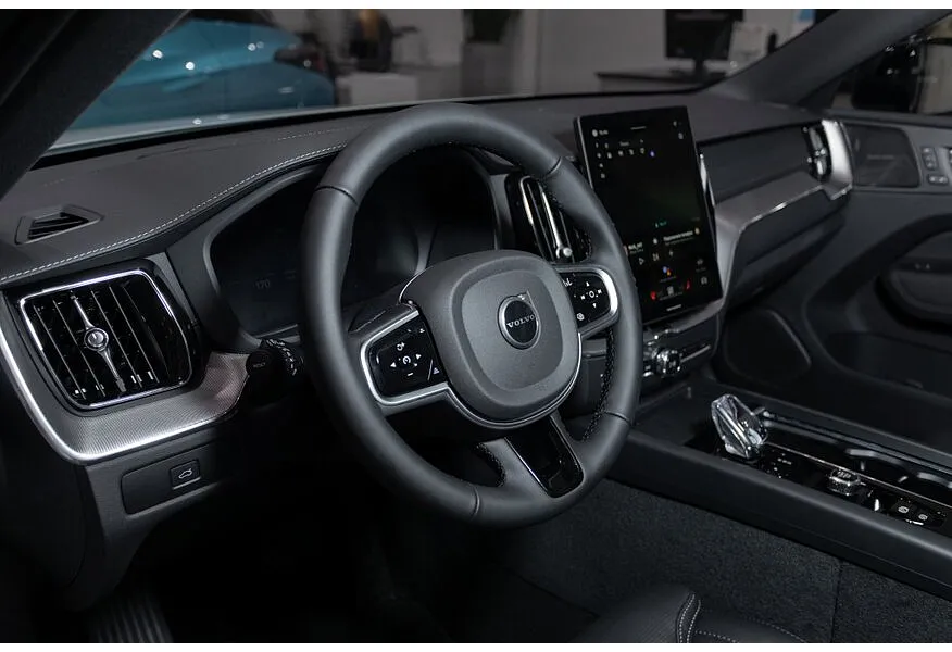 Volvo XC60 2.0 B5 8AT AWD (250 л.с.) Ultra Черный в АВИЛОН. Слайд №12