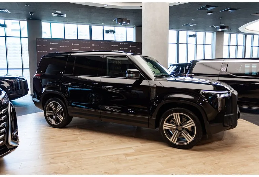 АВИЛОН - ROX 01 1.5 AT 4WD (475 л.с.) 7 мест Family Черный - slide 0