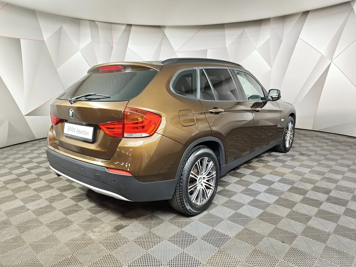BMW X1 sDrive18i AT (150 л.с.) Base Локальная сборка Коричневый в АВИЛОН. Слайд №2