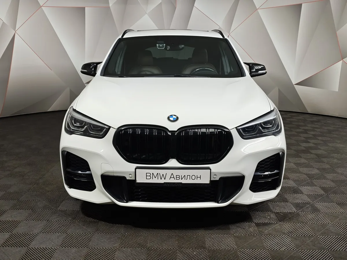 BMW X1 20i xDrive (192 л.с.) M Sport Белый в АВИЛОН. Слайд №3