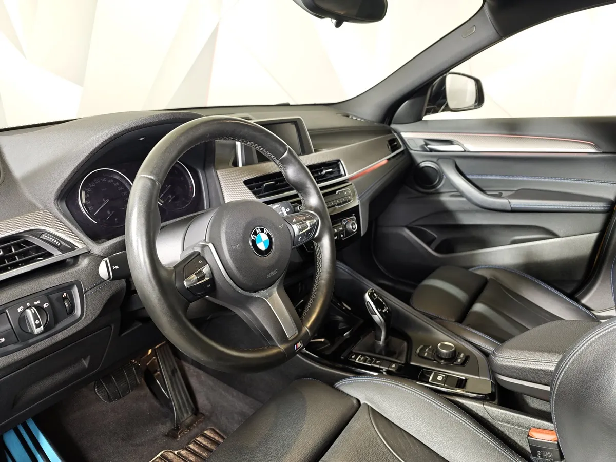 BMW X2 20i xDrive AT (192 л.с.) M Sport Золотой в АВИЛОН. Слайд №12