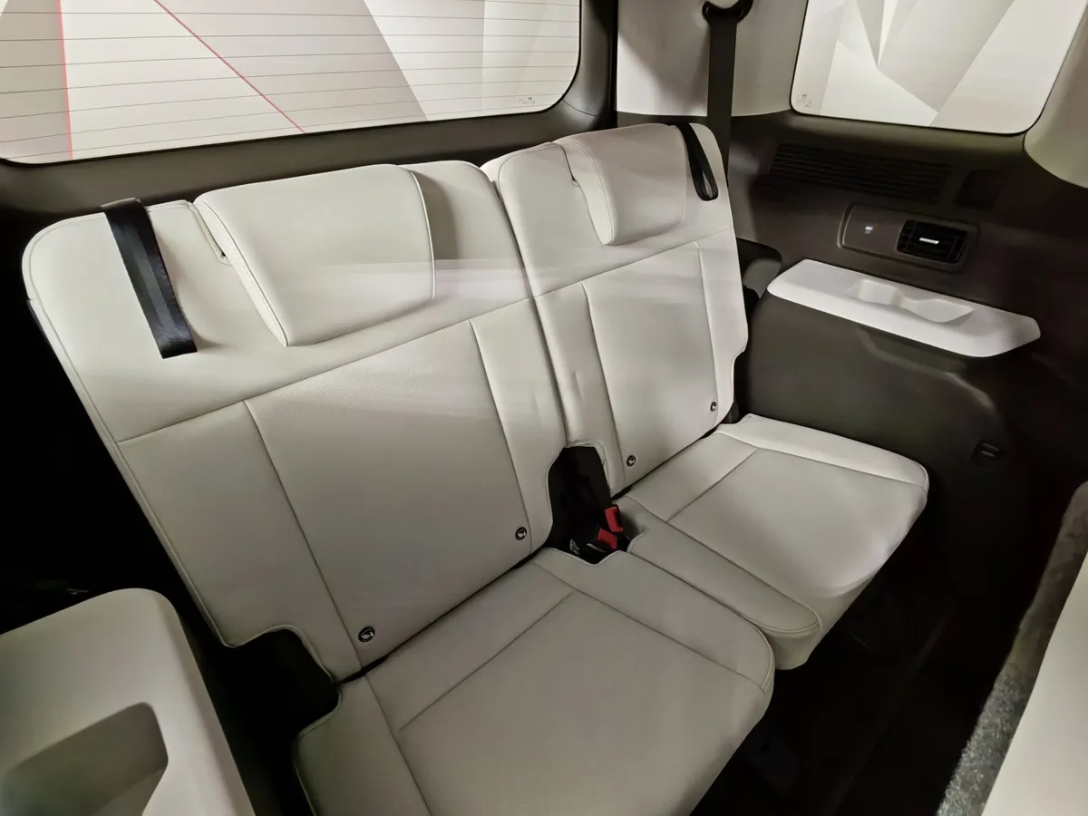 Hyundai Santa Fe 2.5 AT 4WD 6 seats (194 л.с.) Calligraphy Белый в АВИЛОН. Слайд №27