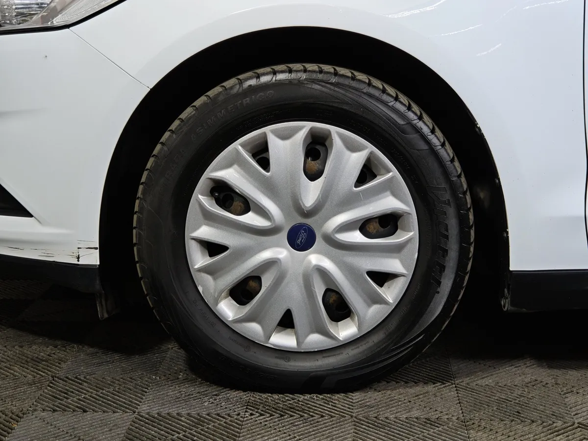 Ford Mondeo 2.5 AT (149 л.с.) Ambiente Белый в АВИЛОН. Слайд №9