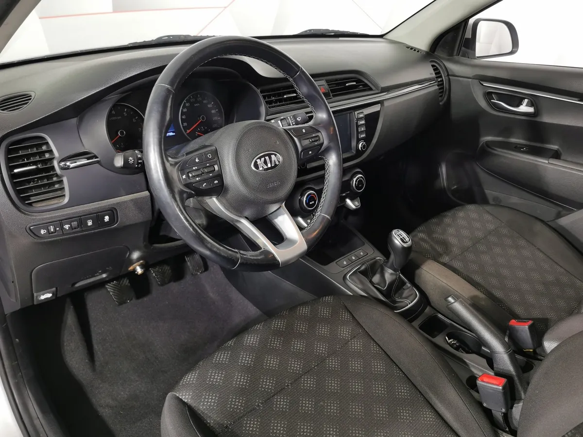 Kia Rio 1.6 MT (123 л.с.) Серебристый в АВИЛОН. Слайд №18