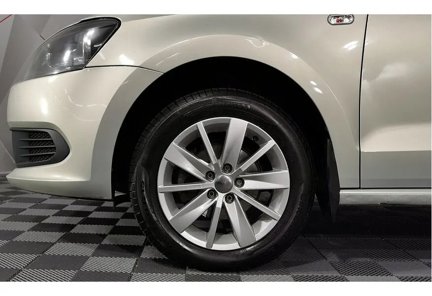 Volkswagen Polo 1.6 Tiptronic (105 л.с.) Comfortline Желтый в АВИЛОН. Слайд №20