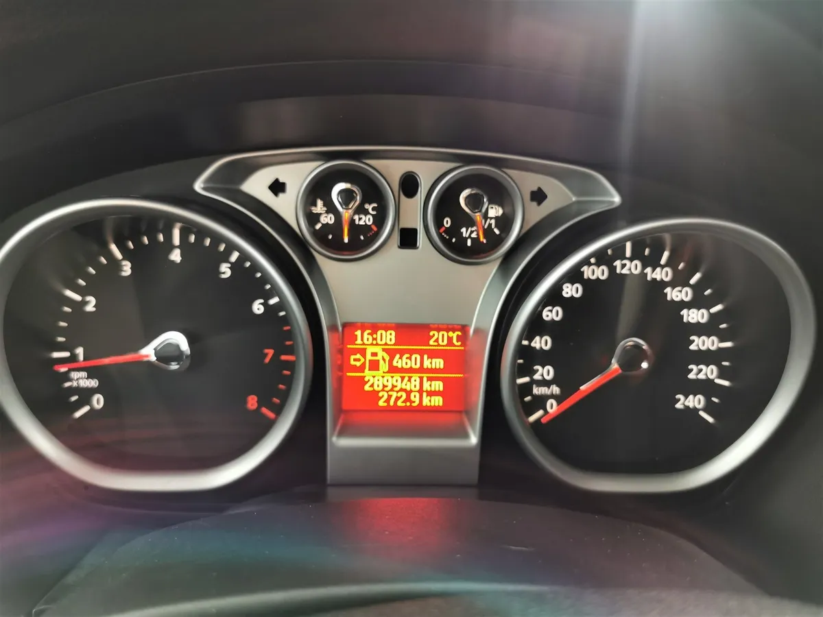 Ford Focus 1.6 MT (101 л.с.) Серебристый в АВИЛОН. Слайд №17