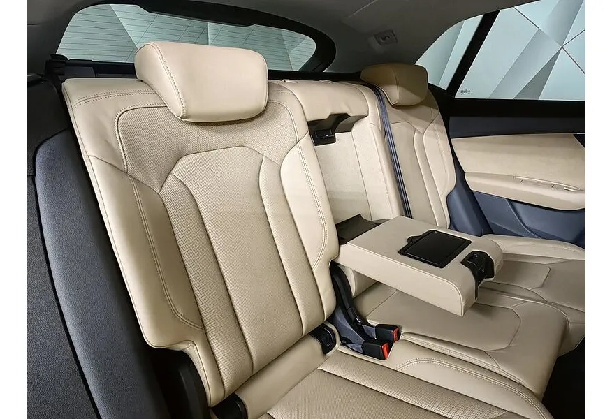 Audi Q8 55 TFSI Tiptronic quattro (340 л.с.) Оранжевый в АВИЛОН. Слайд №17