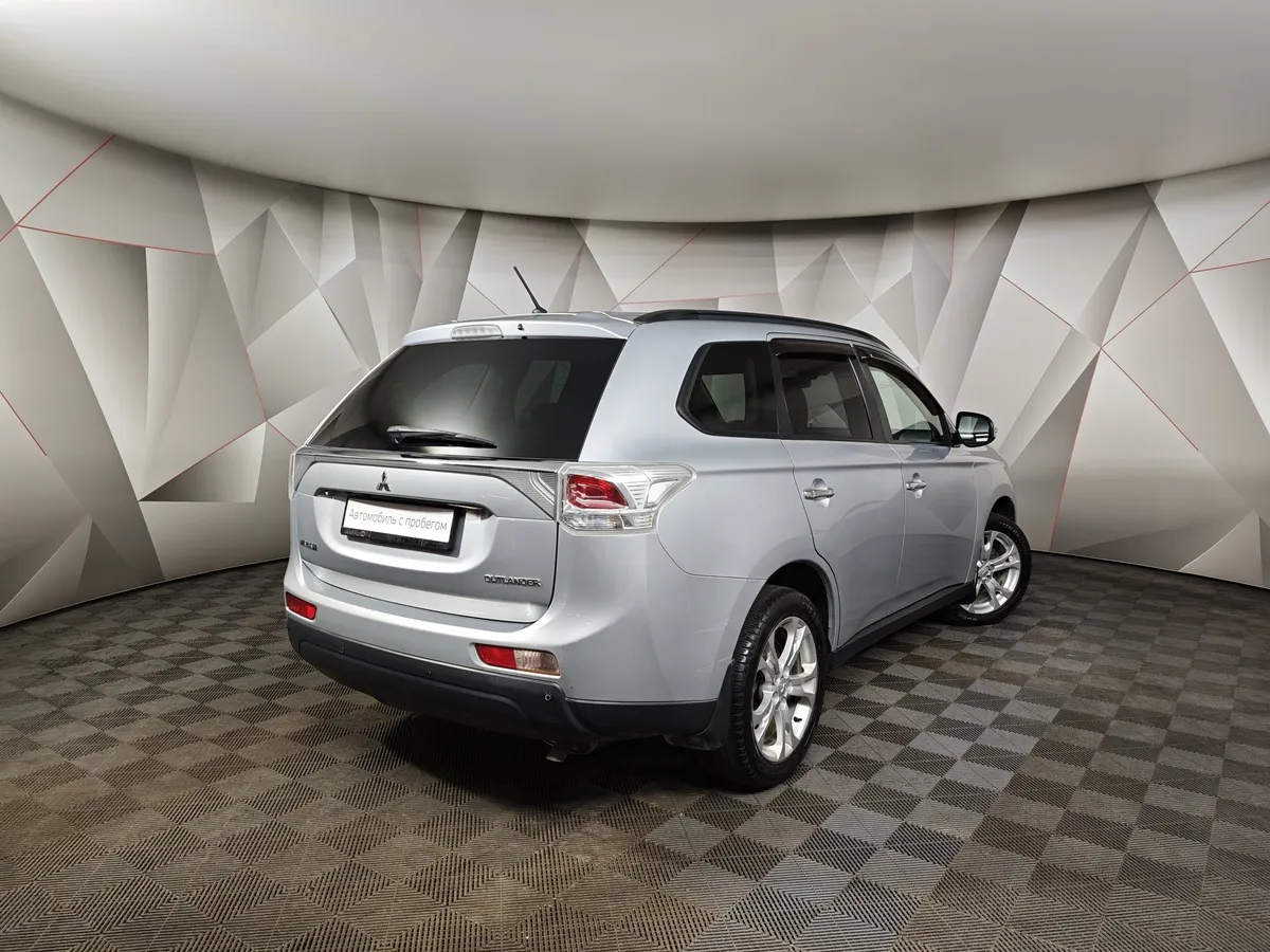 Mitsubishi Outlander 2.4 MIVEC CVT 4WD (167 л.с.) Ultimate Plus Серебристый в АВИЛОН. Слайд №2