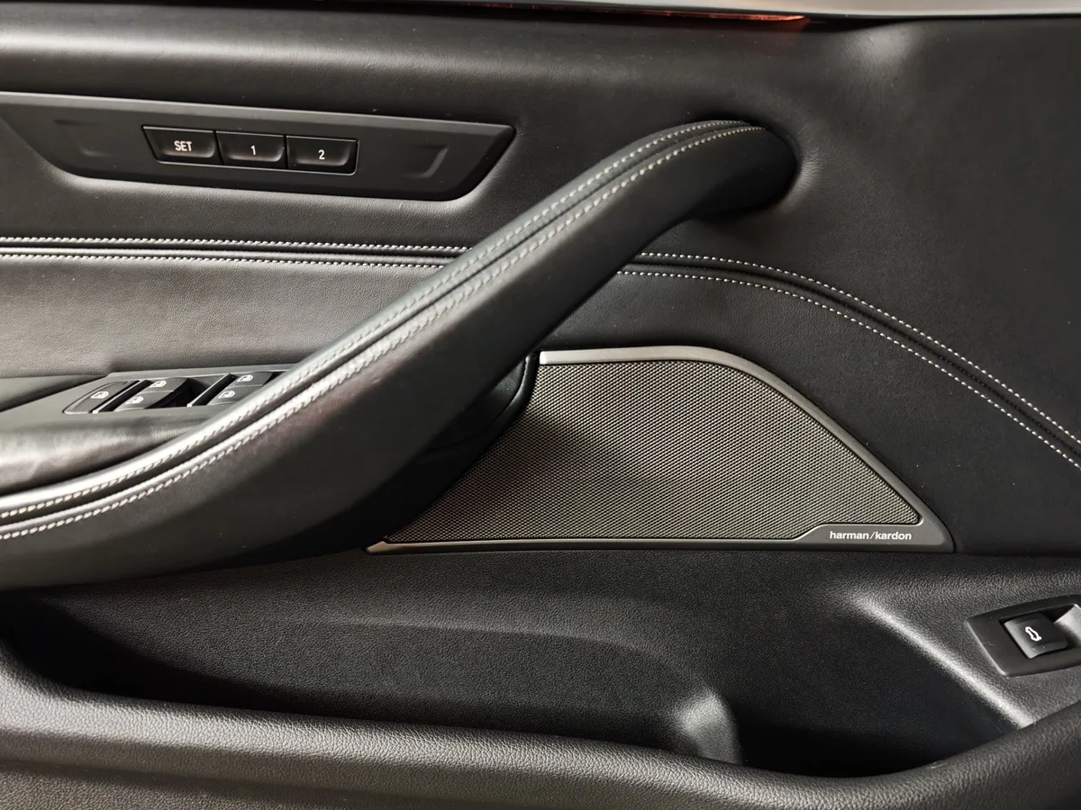 BMW 5 серия M550d xDrive Steptronic (400 л.с.) Черный в АВИЛОН. Слайд №19