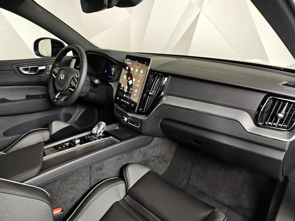 Volvo XC60 2.0 AT AWD (249 л.с.) Deluxe Edition Черный в АВИЛОН. Слайд №13