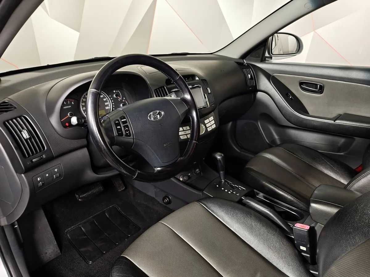 Hyundai Elantra 1.6 AT (122 л.с.) Серебристый в АВИЛОН. Слайд №18