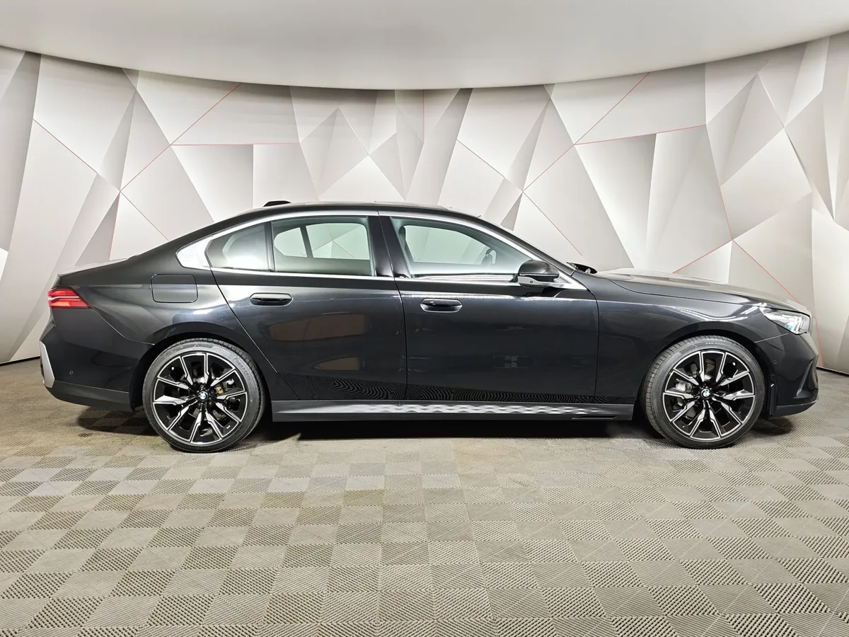 BMW 5 серия 530i xDrive AT (252 л.с.) Черный в АВИЛОН. Слайд №6