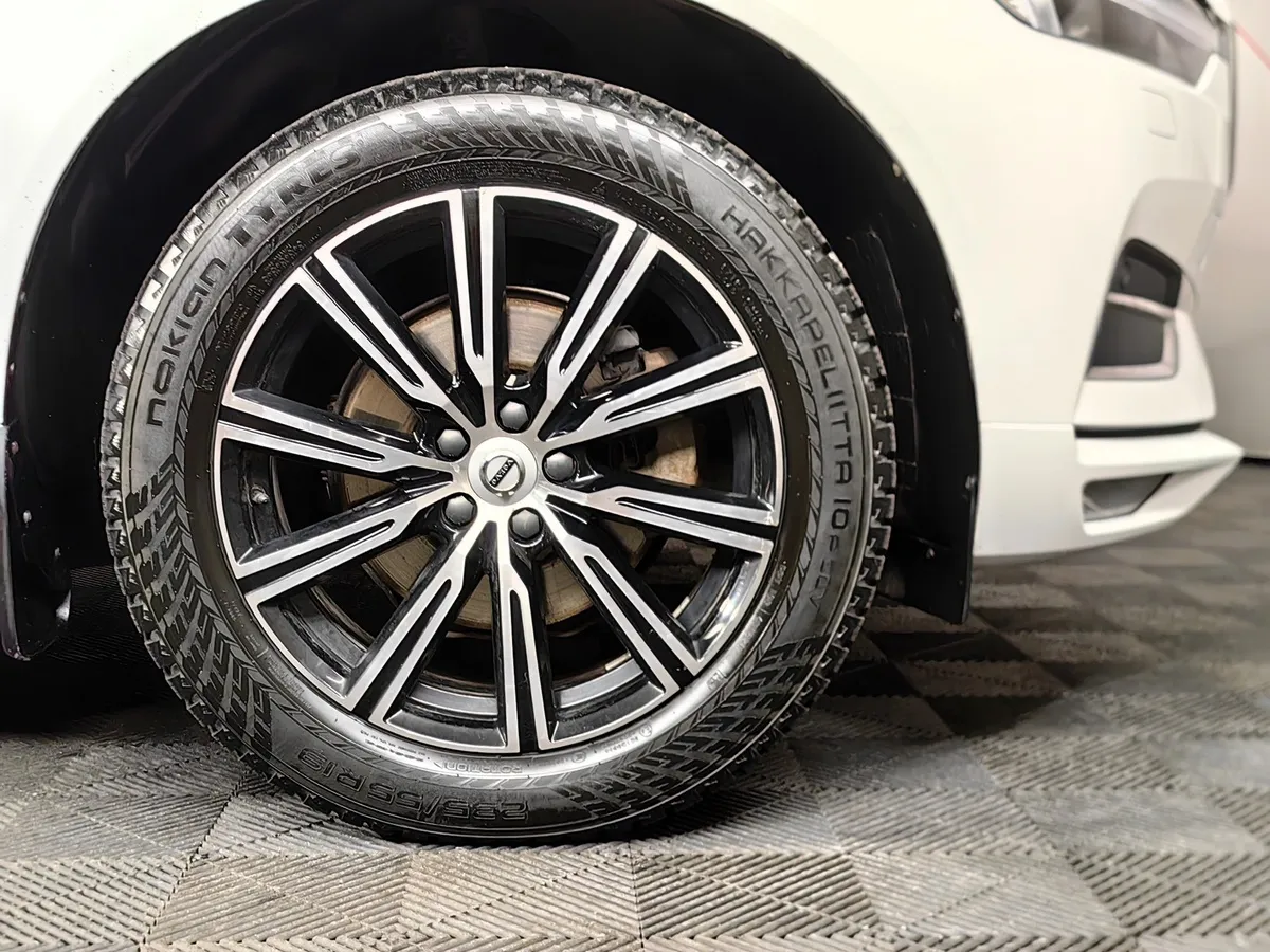 Volvo XC60 2.0 T5 AT AWD (249 л.с.) Momentum Белый в АВИЛОН. Слайд №9