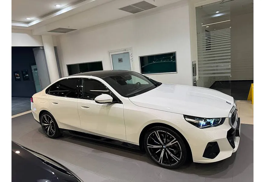 BMW 5 серия 530i xDrive AT (252 л.с.) Белый в АВИЛОН. Слайд №2