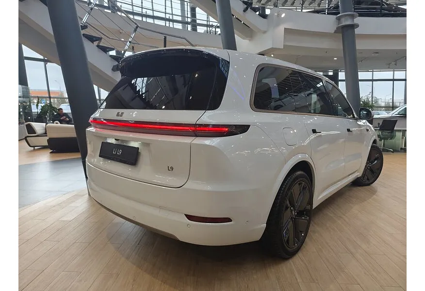Li Auto L9 1.5 AT 4WD (449 л.с.) Ultra Белый в АВИЛОН. Слайд №8