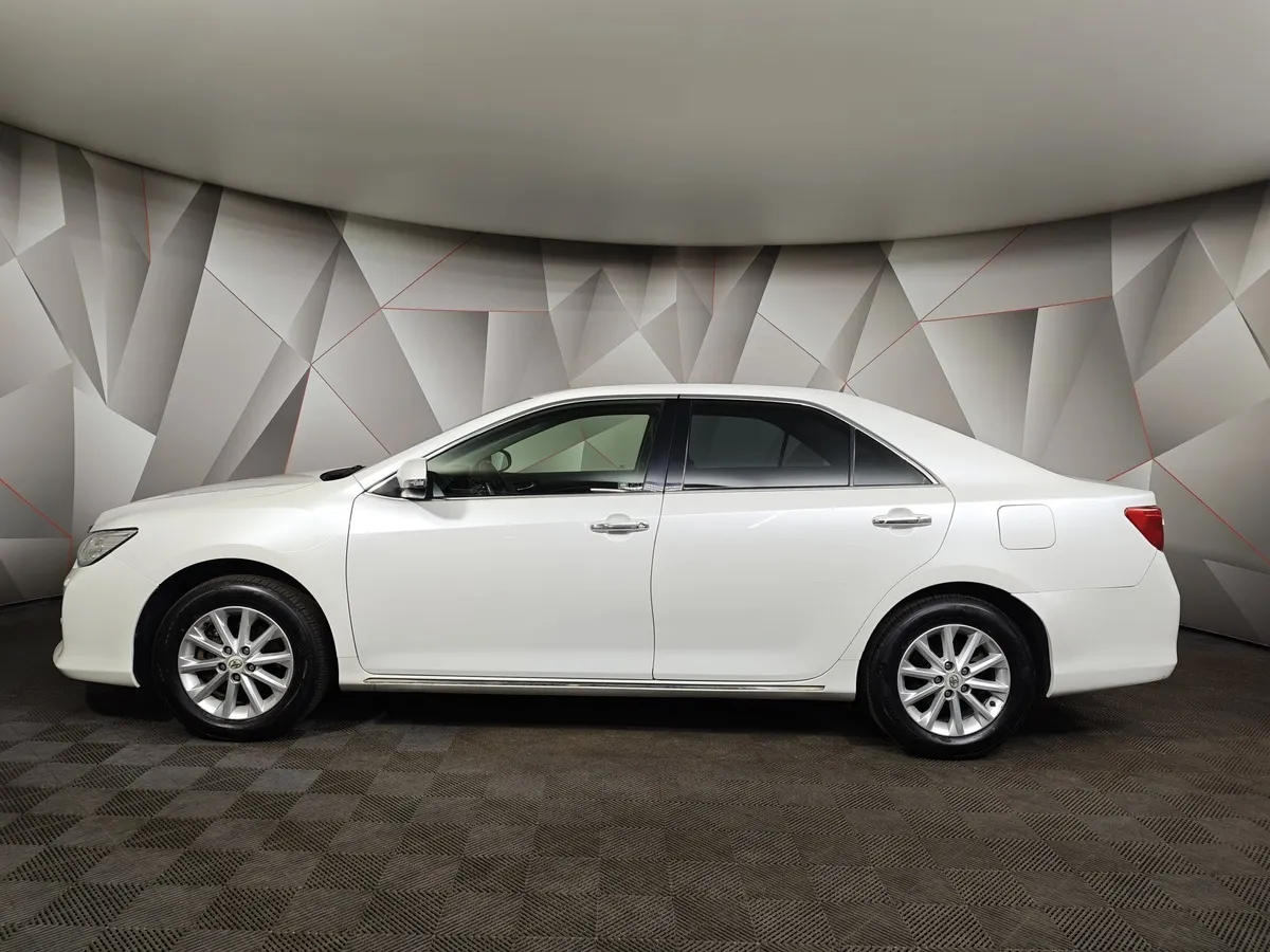 Toyota Camry 2.5 AT (181 л.с.) Стандарт Белый в АВИЛОН. Слайд №5