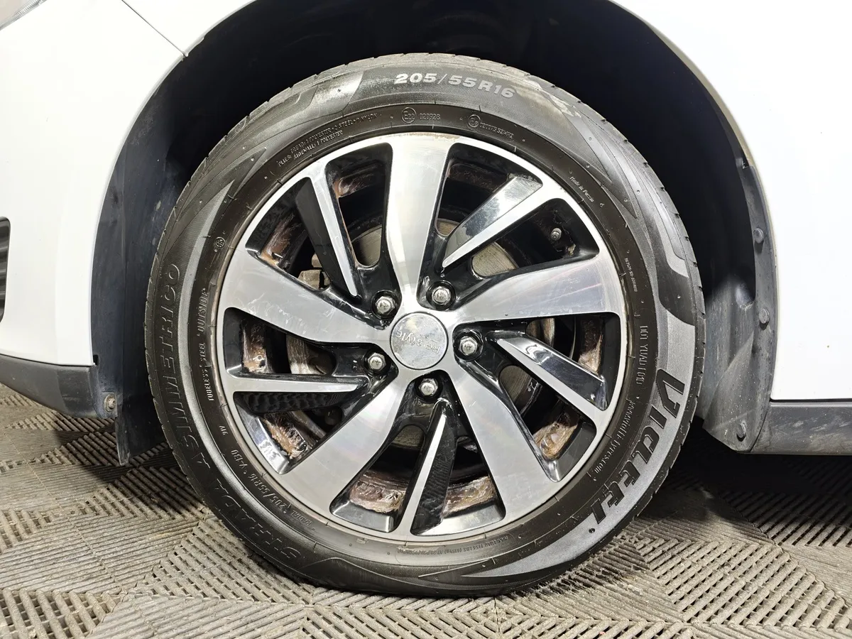 Ford Focus 1.6 MT (105 л.с.) Trend Белый в АВИЛОН. Слайд №9