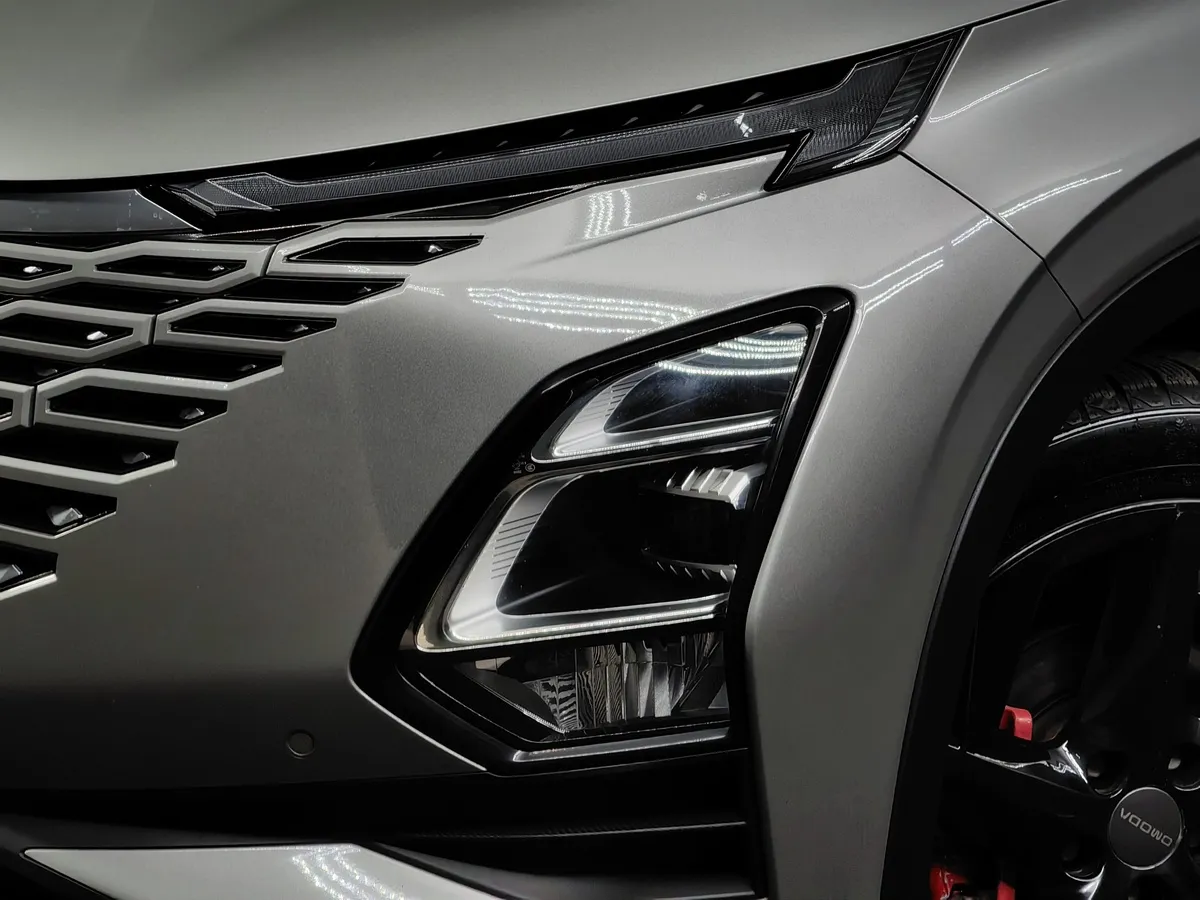 Omoda C5 1.5T CVT (147 л.с.) Ultimate (двухцветный, красные элементы экстерьера) Черный в АВИЛОН. Слайд №10