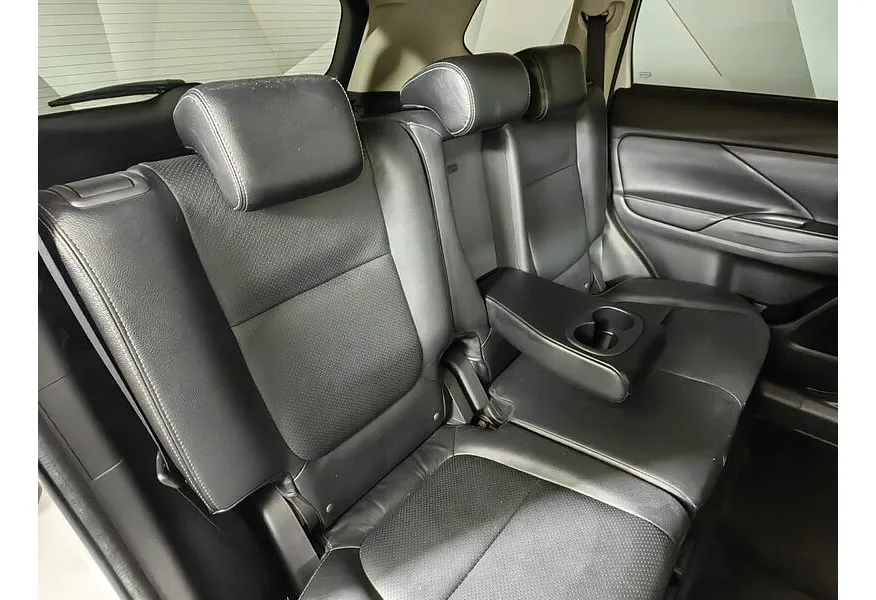 Mitsubishi Outlander 2.4 CVT 4WD (167 л.с.) Белый в АВИЛОН. Слайд №17